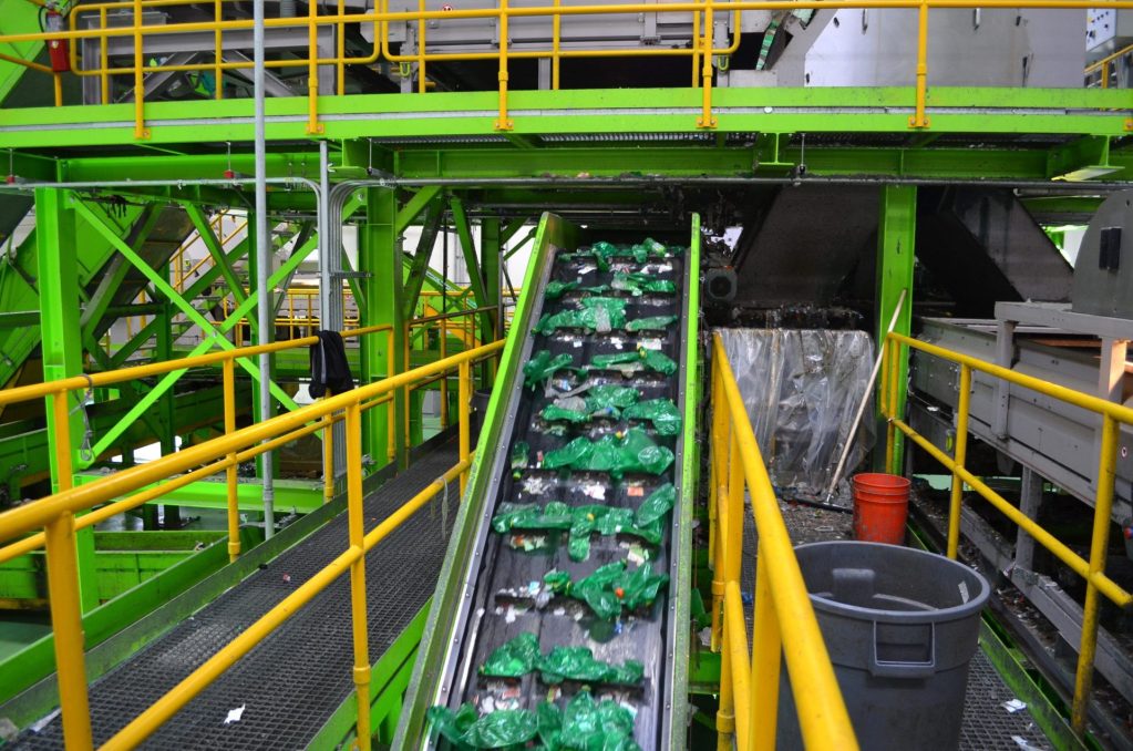 Vista de una planta de reciclaje de botellas de plástico. EFE/ARMANDO VARELA/Archivo 