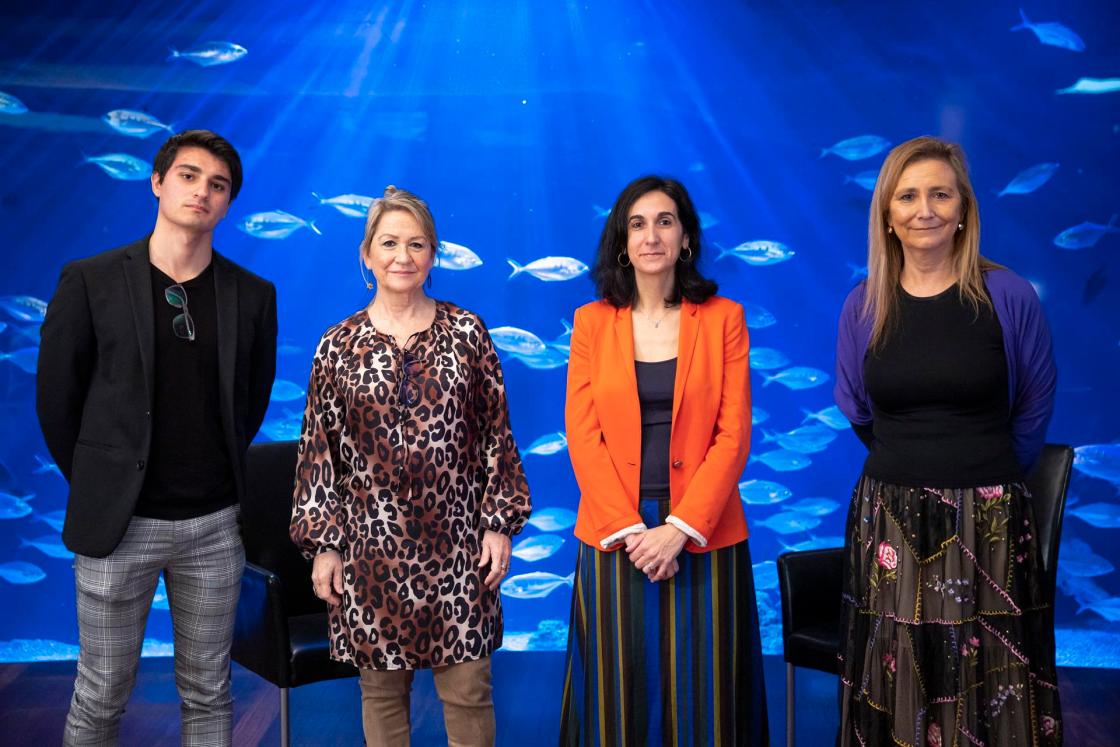 La eurodiputada socialista Inmaculada Rodríguez-Piñero (2ª i), la vicepresidenta de la Confederación Empresarial de la Comunidad Valenciana (CEV) y presidenta de CEV Valencia, Eva Blasco (d), el portavoz regional de la asociación juvenil Equipo Europa, Eric Valdivia, y la periodista y moderadora, Miriam Burgués, durante el foro "El futuro de Europa ante la recuperación económica. ¿Cómo aprovechar bien los fondos Next Generation?", celebrado en el restaurante submarino del Oceanogràfic de Valencia. EFE/Biel Aliño