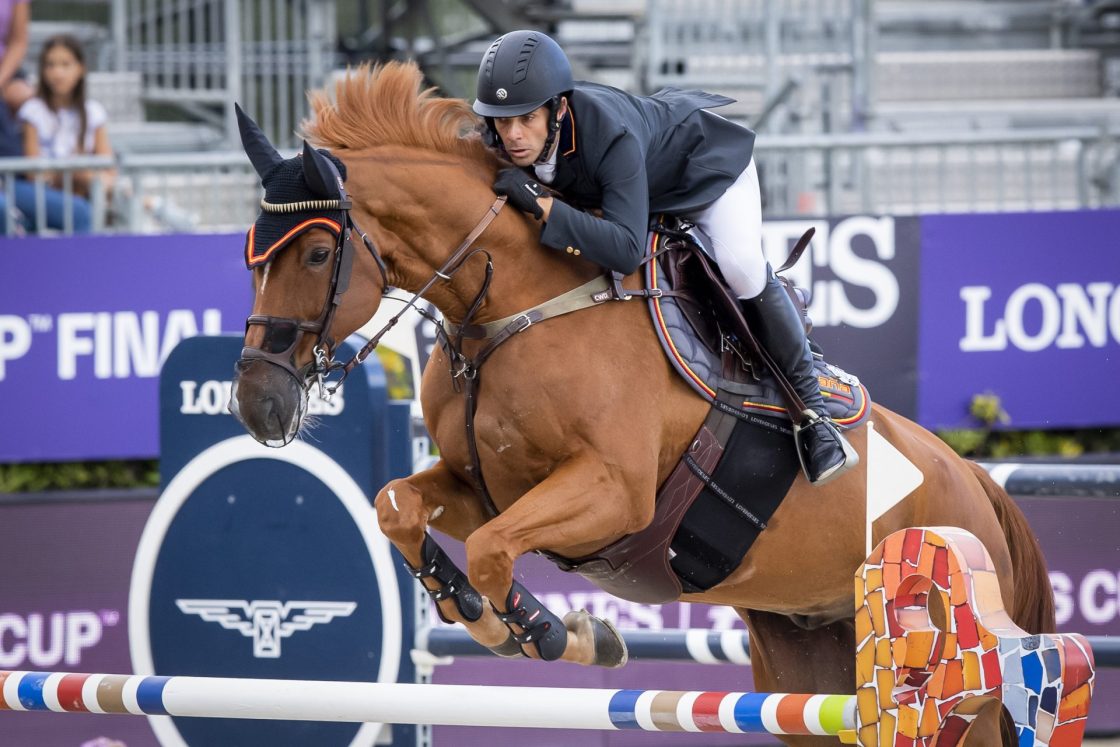 El jinete Eduardo Álvarez Aznar salta junto a FULL OPTION VAN'T ZAND, durante la primera prueba de la Longines FEI Jumping Nations Cup Final, celebrada en el Real Club de Polo de Barcelona, el pasado jueves 29 de septiembre. EFE/FEI/Richard Juilliart