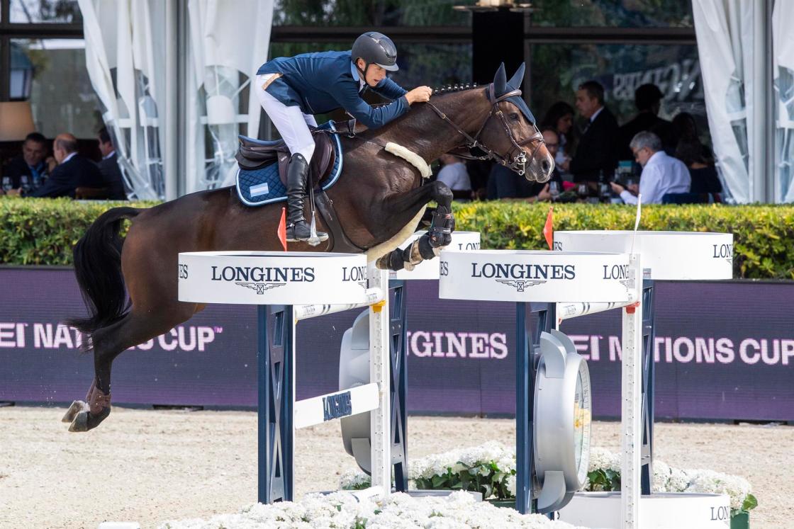 El jinete Tomás Galilea con su binomio VÉRTIGO WAF superan uno de los obstáculos del recorrido clasificatorio de la Longines FEI Jumping Nations Cup Final, el pasado 29 de septiembre en Barcelona. EFE/FEI/Richard Juilliart/CRÉDITO OBLIGATORIO/SOLO USO EDITORIAL PARA LA NOTICIA QUE ACOMPAÑA