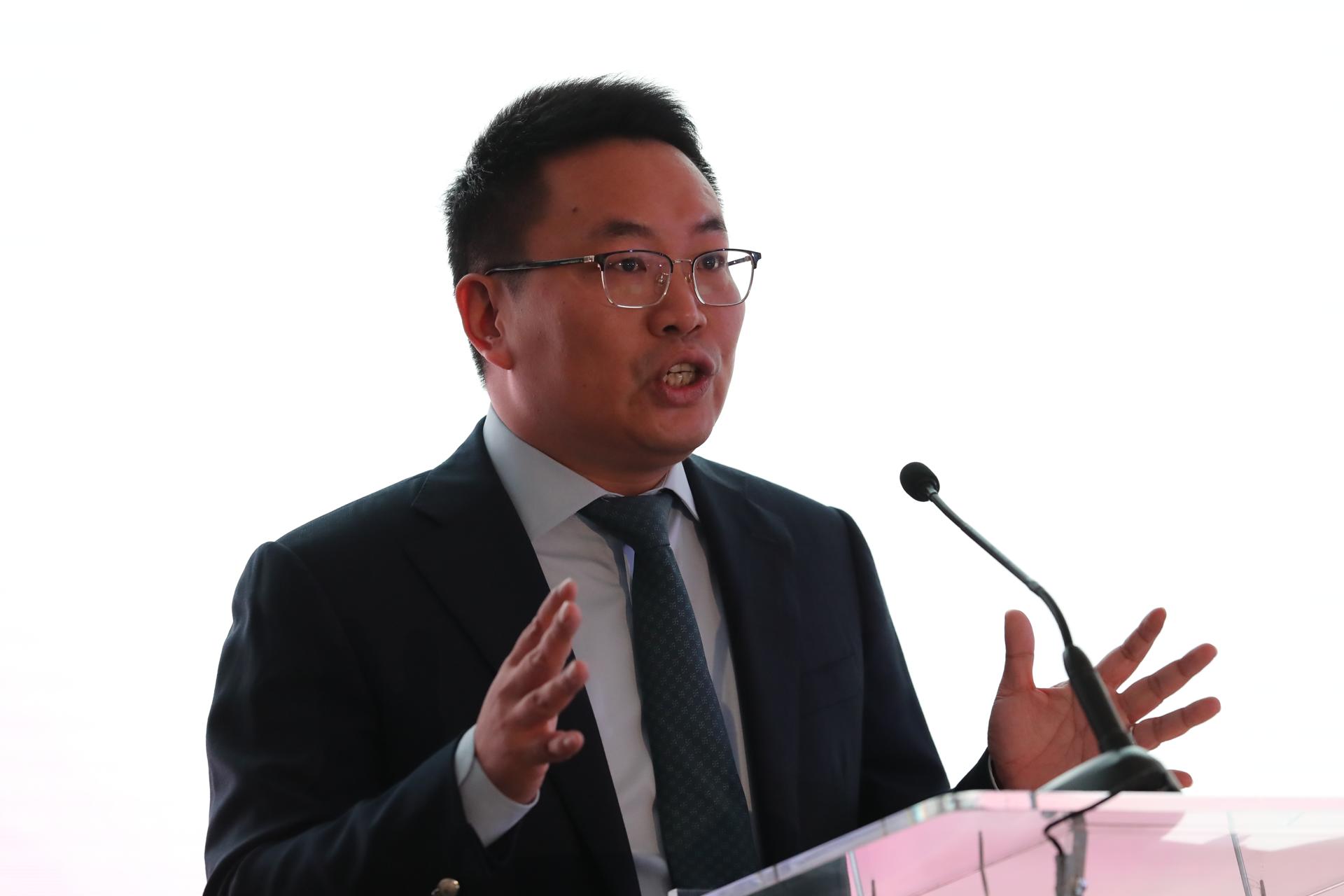 El presidente de la tecnológica china Huawei para América Latina, Zhou Danjin, habla durante su participación en el foro Cumbre Regional de Talentos en Tecnologías de la Información y la Comunicación", hoy en la Ciudad de México (México). Danjin destacó este jueves la labor educativa que la empresa lleva a cabo en Latinoamérica y el Caribe, donde cada año realizan una mayor inversión. EFE/Alex Cruz