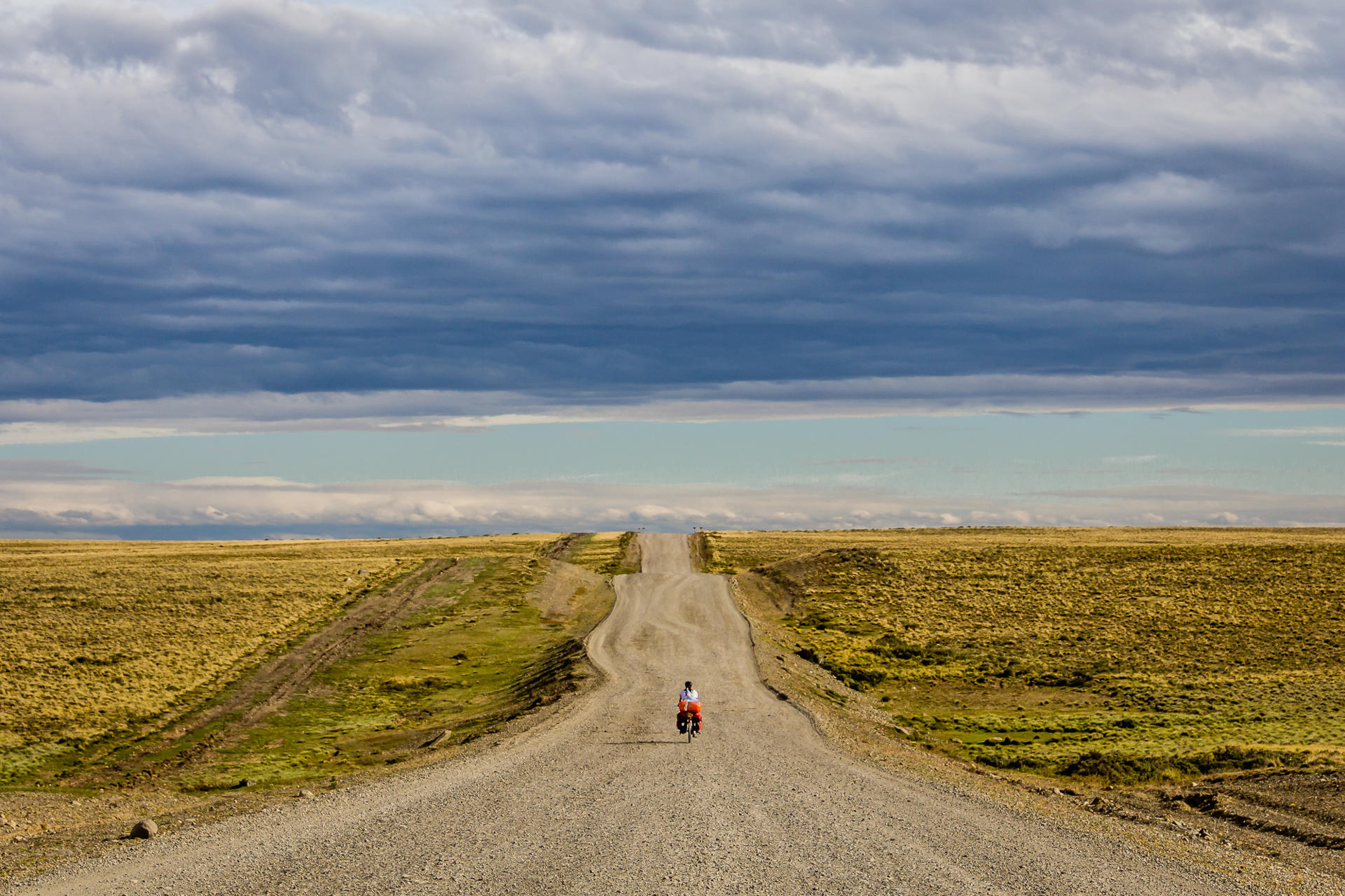 Fotografía cedida por Ruta Natural que muestraa una ciclista mientras recorre la Ruta Nacional 40 a su paso por la provincia de Santa Cruz (Argentina). EFE/ Ruta Natural