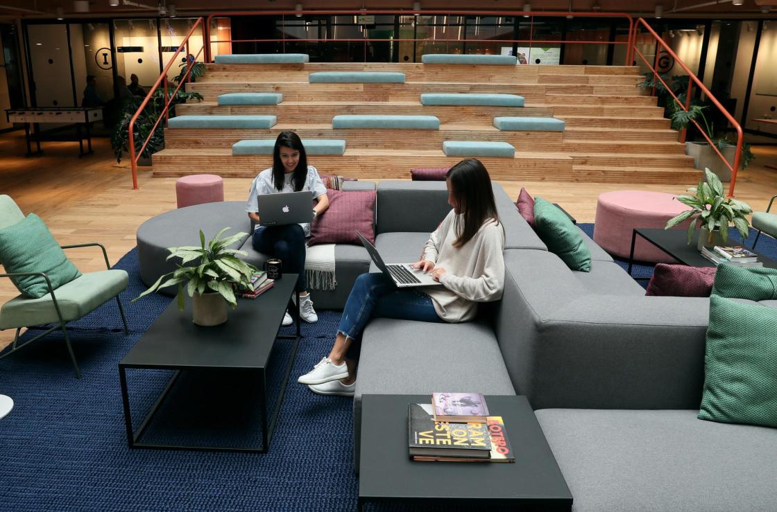 Foto de archivo vista de personas en un establecimiento de la compañía estadounidense WeWork, el 20 de marzo de 2019, en Bogotá (Colombia). EFE/Mauricio Dueñas Castañeda