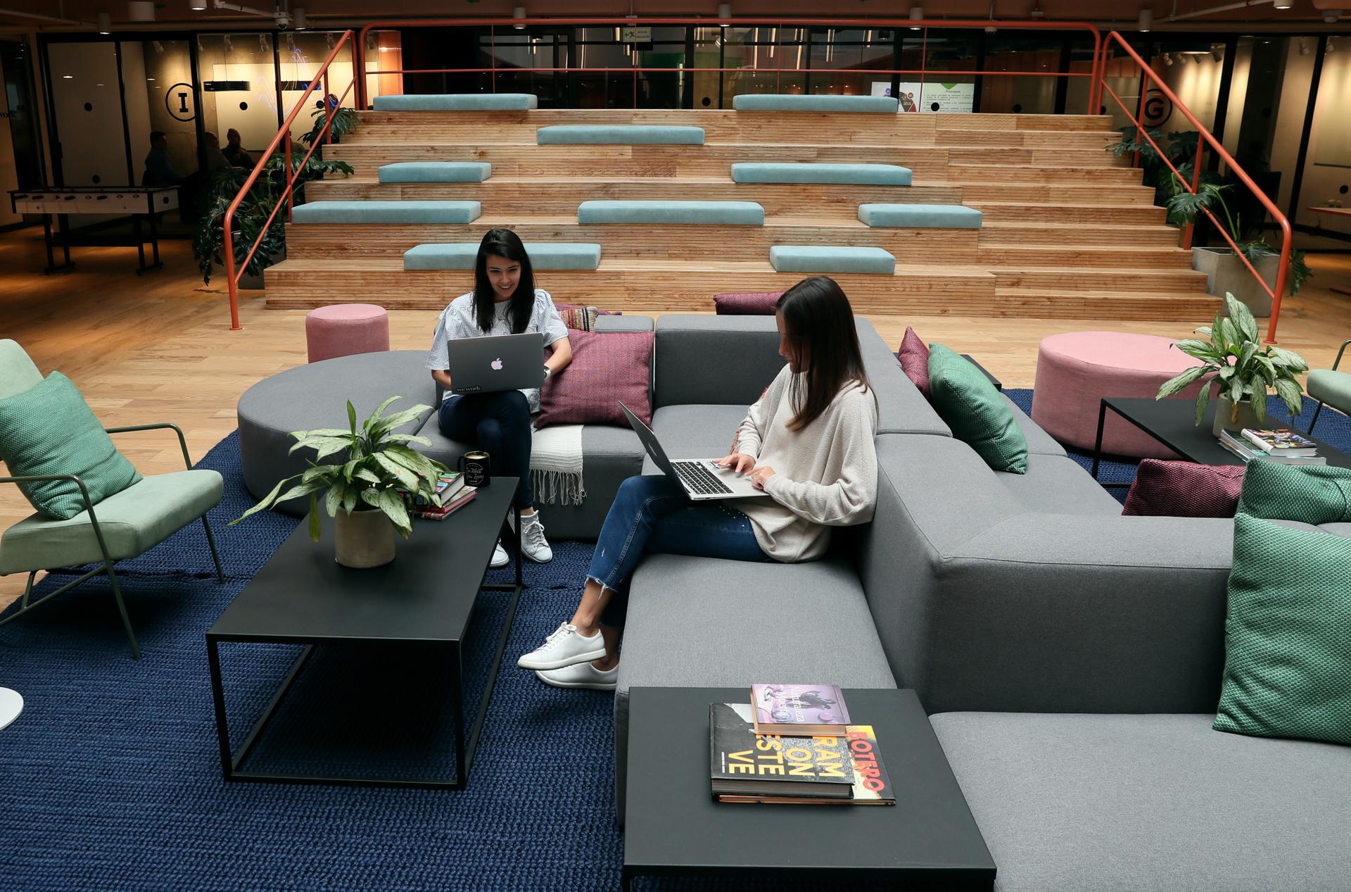 Foto de archivo vista de personas en un establecimiento de la compañía estadounidense WeWork, el 20 de marzo de 2019, en Bogotá (Colombia). EFE/Mauricio Dueñas Castañeda