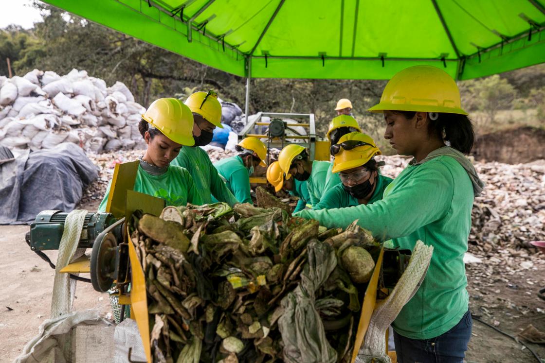 Trabajadores del proyecto social denominado Biosferagt, separan el plástico recolectado en el cauce del río Las Vacas, el 11 de enero de 2023, en Chinautla (Guatemala). EFE/Esteban Biba