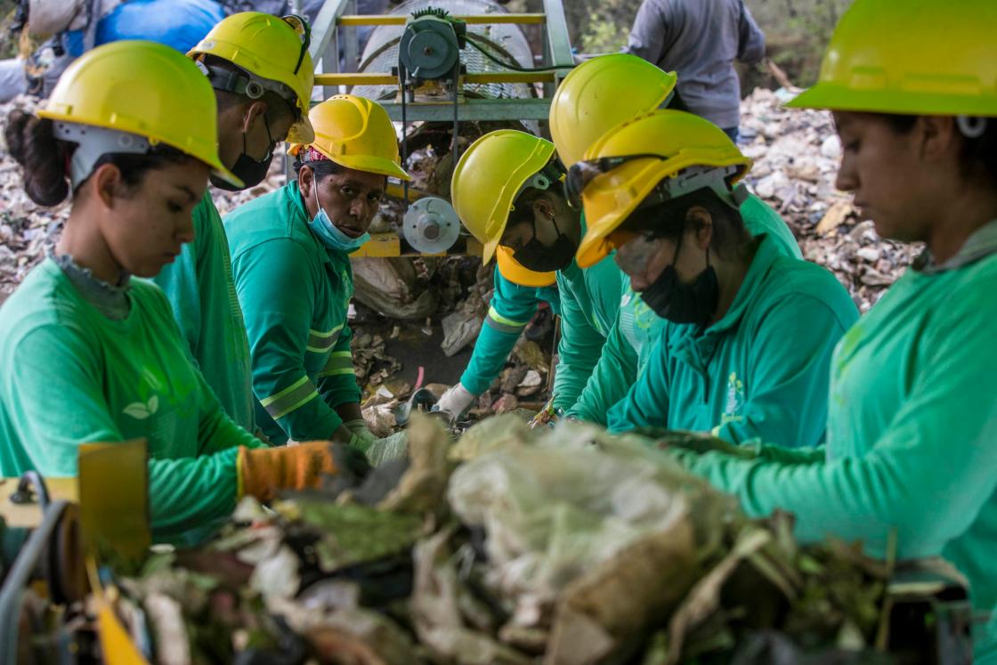 Trabajadores del proyecto social denominado Biosferagt, separan el plástico recolectado en el cauce del río Las Vacas, el 11 de enero de 2023, en Chinautla (Guatemala). EFE/Esteban Biba