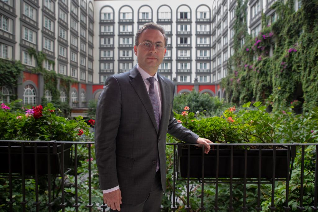 Foto de Archivo. El presidente ejecutivo de la Cámara de Comercio de Bogotá, Nicolás Uribe Rueda, posa para fotos durante una entrevista con Efe, el 14 de junio de 2022, en la Ciudad de México (México). Impulsar a las pequeñas y medianas empresas, reducir la brecha de género y potenciar el uso de las nuevas tecnologías en el comercio serán los retos del colombiano Nicolás Uribe como nuevo presidente de la Federación Mundial de Cámaras de Comercio. EFE/ Isaac Esquivel
