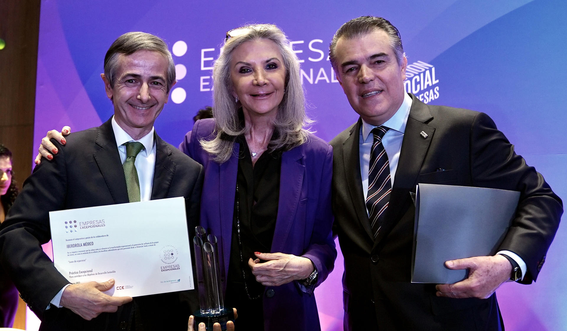 Fotografía cedida por Iberdrola México donde se observa a su director general de la compañía en México, Enrique Alba (i), acompañado de la fundadora del Centro y Dalia Empower, Gina Díez Barroso (c), y el presidente del Consejo Coordinador Empresarial, Francisco Cervantes (d), mientras posan en Ciudad de México (México).. EFE/ Iberdrola México / SOLO USO EDITORIA