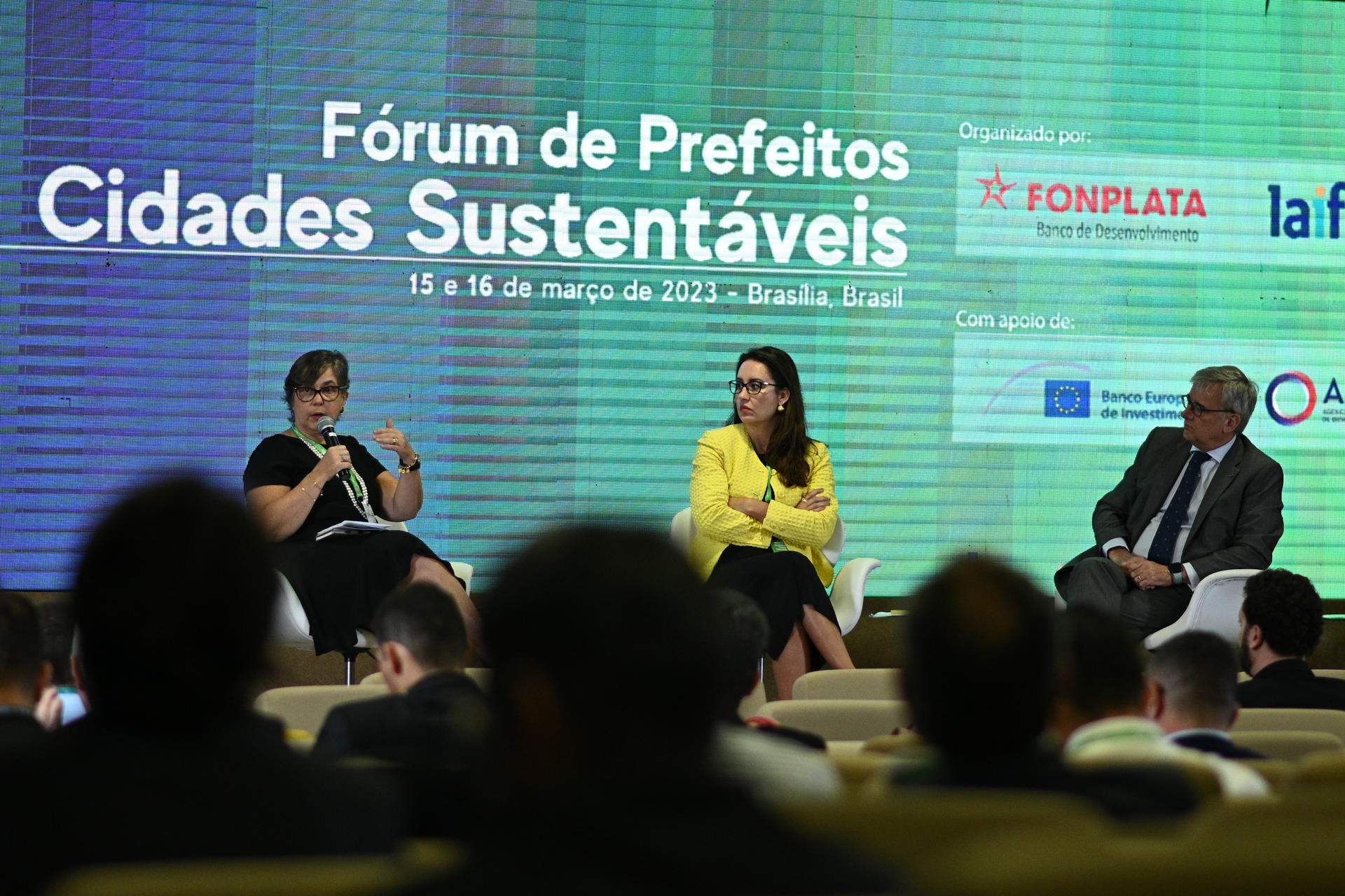 La presidenta ejecutiva ad interim de Fonplata, Luciana Botafogo (i), habla hoy junto a la secretaria de Asuntos Internacionales del Ministerio de Planificación de Brasil, Renata Amaral (c), y el embajador de la Unión Europea en Brasil, Ignacio Ybáñez, durante la apertura del foro de alcaldes Ciudades Sostenibles, en Brasilia (Brasil). EFE/André Borges