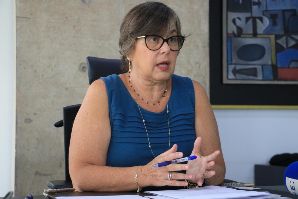 La presidenta ejecutiva ad interim de Fonplata-Banco de Desarrollo, la brasileña Luciana Botafogo, durante una entrevista con EFE, el 2 de marzo de 2023, en la sede de la entidad en Santa Cruz (Bolivia). EFE/Juan Carlos Torrejón