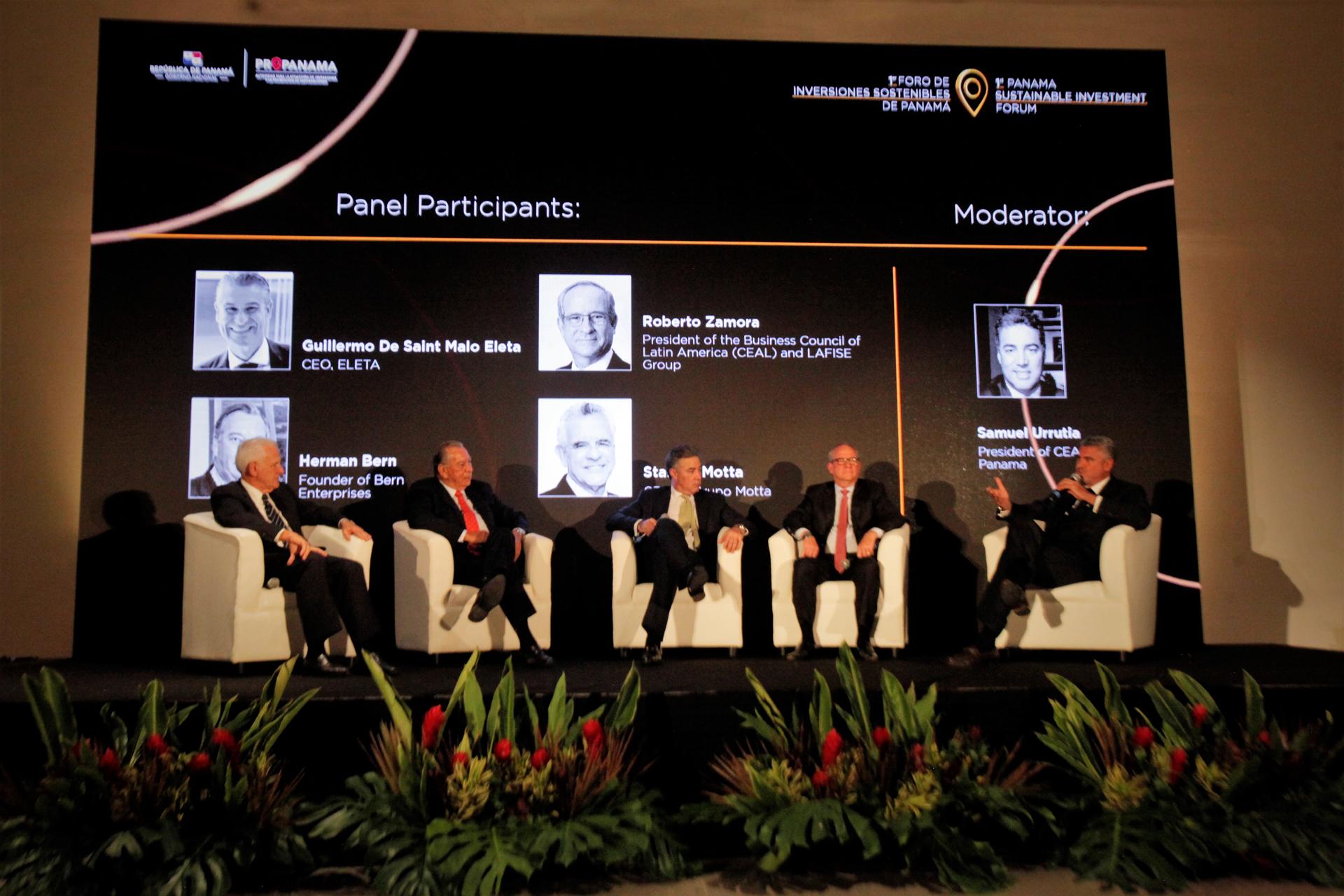 De izq. a der. Stanley Motta, CEO y Fundador de Grupo Motta, Herman Bern, Fundador de Empresas Bern, Samuel Urrutia, Presidente de CEAL Panamá, Roberto Zamora, Presidente de Consejo Empresarial de América Latina (CEAL) y Grupo LAFISE, y Guillermo de Saint Malo, CEO ELETA, hoy durante el Foro de Inversiones Sostenibles en Ciudad de Panamá (Panamá). EFE/ Carlos Lemos