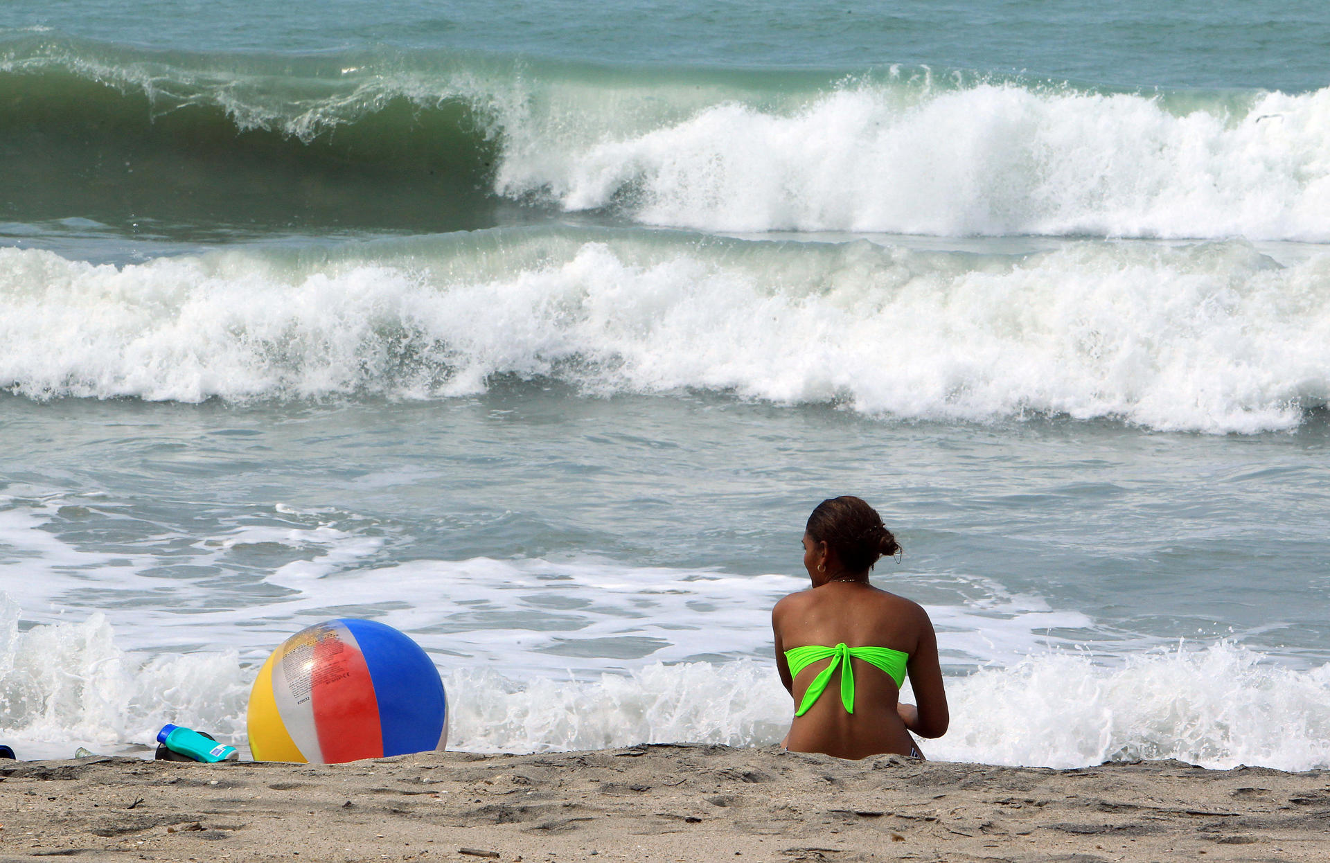 FOTO DE ARCHIVO. Una mujer disfruta de una playa este sábado, 23 de abril de 2016, en Palomino, departamento de La Guajira (Colombia). EFE/Mauricio Dueñas Castañeda.