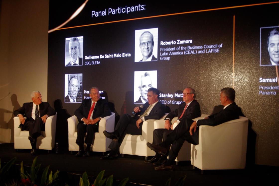 De izq. a der. Stanley Motta, CEO y Fundador de Grupo Motta, Herman Bern, Fundador de Empresas Bern, Samuel Urrutia, Presidente de CEAL Panamá, Roberto Zamora, Presidente de Consejo Empresarial de América Latina (CEAL) y Grupo LAFISE, y Guillermo de Saint Malo, CEO ELETA, hoy durante el Foro de Inversiones Sostenibles en Ciudad de Panamá (Panamá). EFE/ Carlos Lemos 