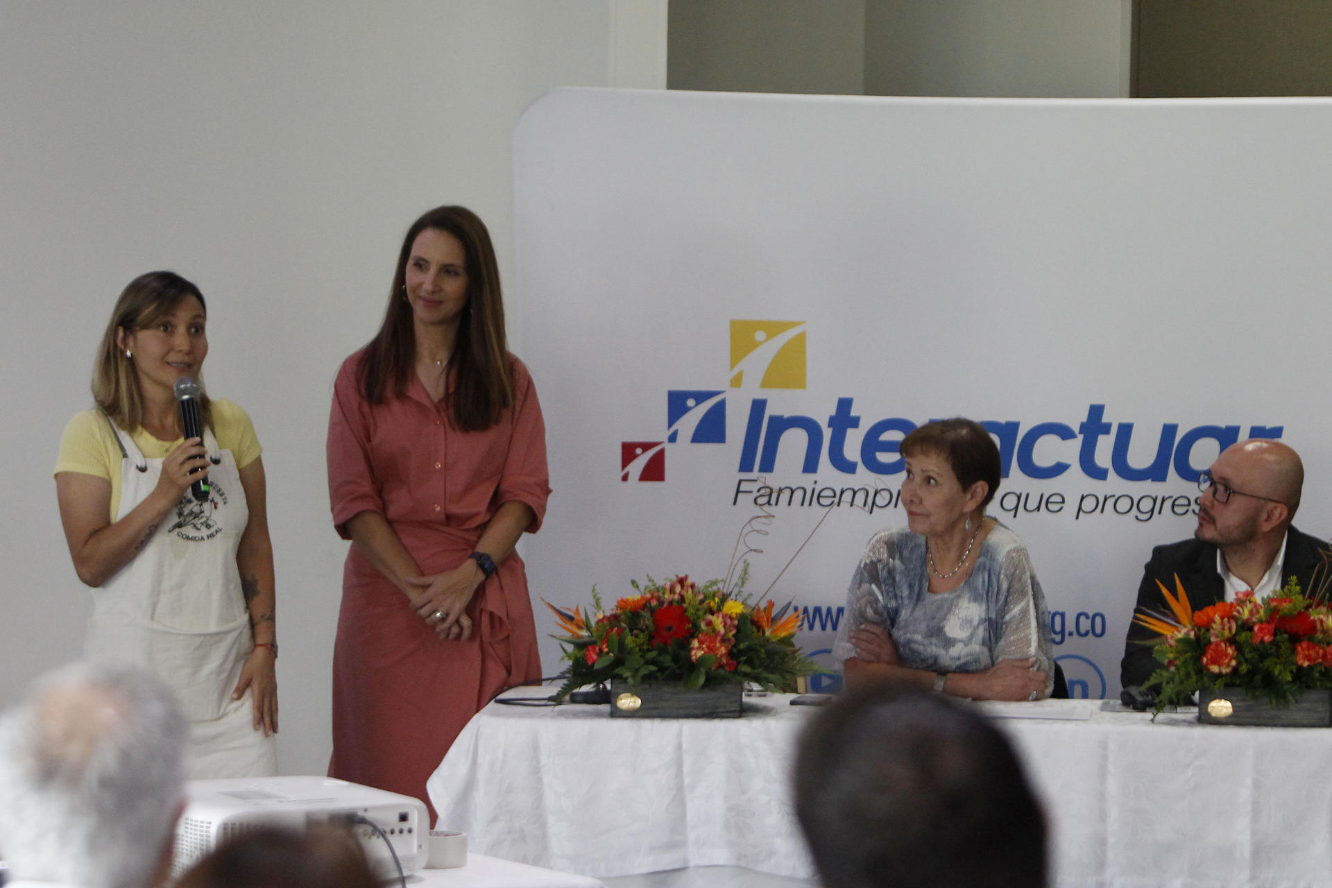 Tatiana Cantill (i), de la empresa El canto de la huerta, habla junto a la directora ejecutiva de Interactuar, Lina María Montoya (2i), y la presidenta de la junta directiva de Interactuar, Beatriz Uribe (2d), hoy, durante la asamblea general de asociados Interactuar, en Medellín (Colombia). EFE/ Luis Eduardo Noriega A.