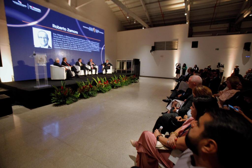De izq. a der. Stanley Motta, CEO y Fundador de Grupo Motta, Herman Bern, Fundador de Empresas Bern, Samuel Urrutia, Presidente de CEAL Panamá, Roberto Zamora, Presidente de Consejo Empresarial de América Latina (CEAL) y Grupo LAFISE, y Guillermo de Saint Malo, CEO ELETA, hoy durante el Foro de Inversiones Sostenibles en Ciudad de Panamá (Panamá). EFE/ Carlos Lemos
