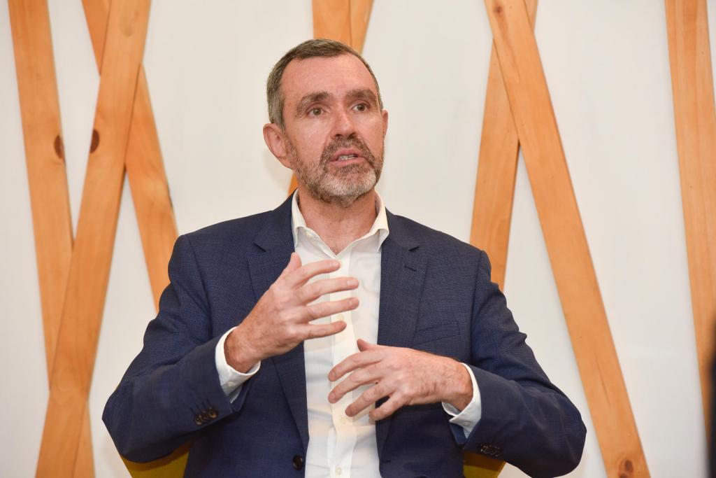 El presidente ejecutivo del BBVA en Uruguay, Alberto Charro, habla durante una entrevista con EFE, el 17 de abril de 2023, en Montevideo (Uruguay). Lograr un mundo "más justo" y conseguir que las oportunidades lleguen a todos es una premisa para el banco BBVA, que apuesta fuertemente por la sostenibilidad. EFE/ Federico Gutiérrez