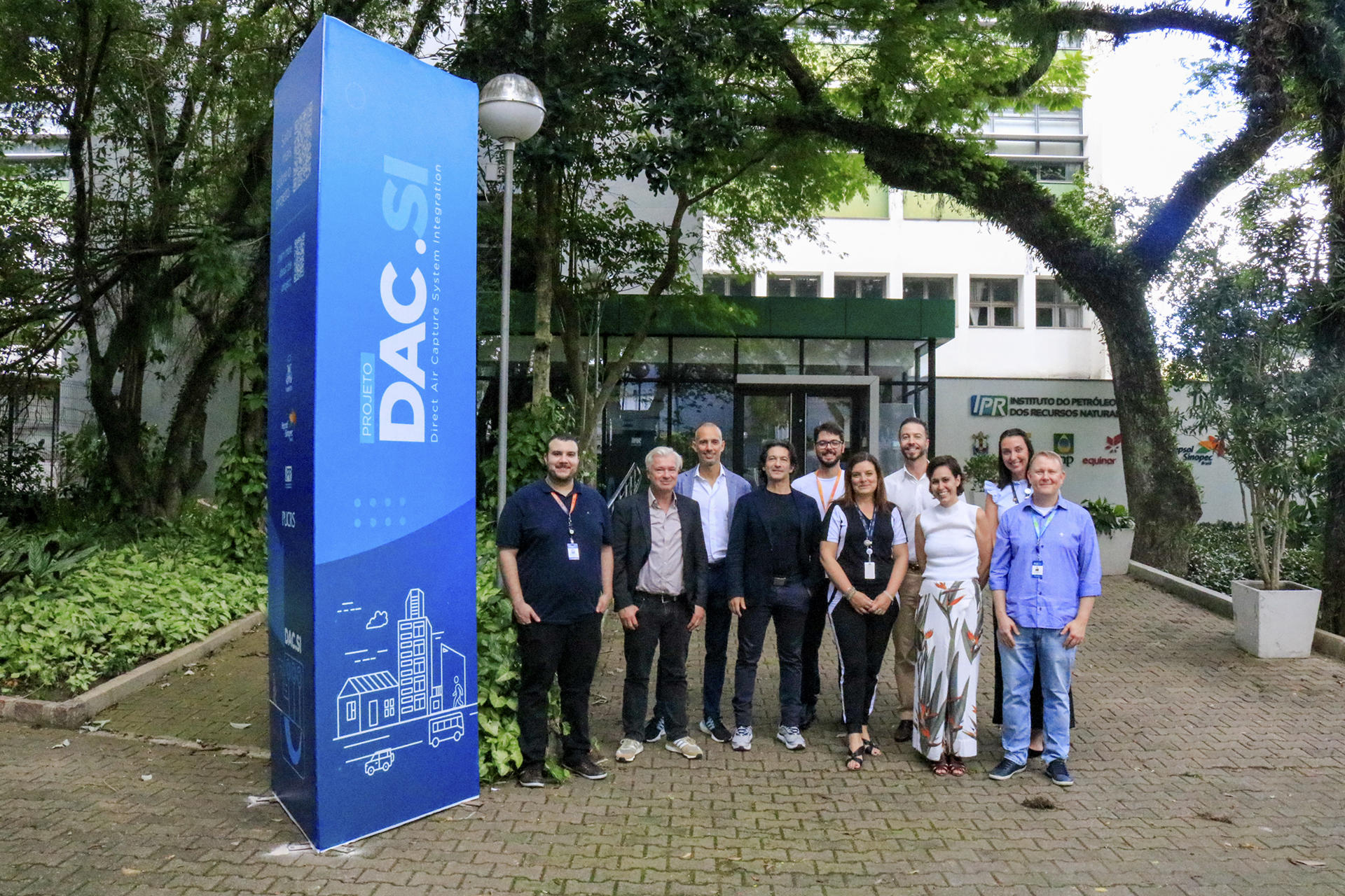 Fotografía cedida hoy por la Pontificia Universidad Católica de Río Grande do Sul (PUC-RS) que muestra a científicos y expertos del proyecto DAC.SI mientras posan, en Porto Alegre (Brasil). Más de 40 expertos buscarán desarrollar una tecnología inédita en Latinoamérica que permita remover 300 toneladas de CO2 de la atmósfera anualmente, con capacidad de ampliación hasta 5.000 toneladas al año, un proyecto en el que la empresa de energía Repsol Sinopec Brasil invertirá 10 millones de dólares. EFE/PUC-RS /Matheus Gomes /SOLO USO EDITORIAL/NO VENTAS /SOLO DISPONIBLE PARA ILUSTRAR LA NOTICIA QUE ACOMPAÑA/CRÉDITO OBLIGATORIO