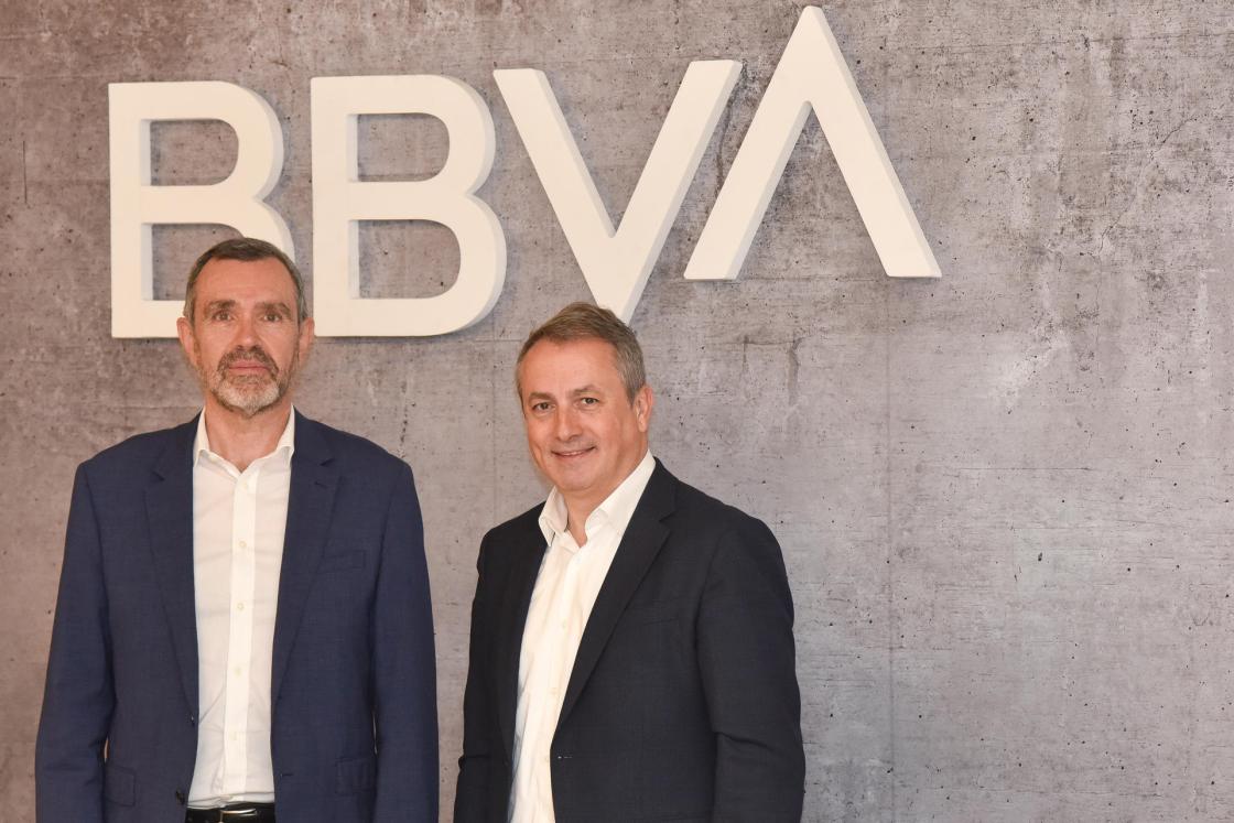 El director global de Negocio Responsable en BBVA, Antoni Ballabriga (d) y el presidente ejecutivo del BBVA en Uruguay, Alberto Charro, posan durante una entrevista con EFE el 17 de abril, en Montevideo (Uruguay). Lograr un mundo "más justo" y conseguir que las oportunidades lleguen a todos es una premisa para el banco BBVA, que apuesta fuertemente por la sostenibilidad. EFE/ Federico Gutiérrez