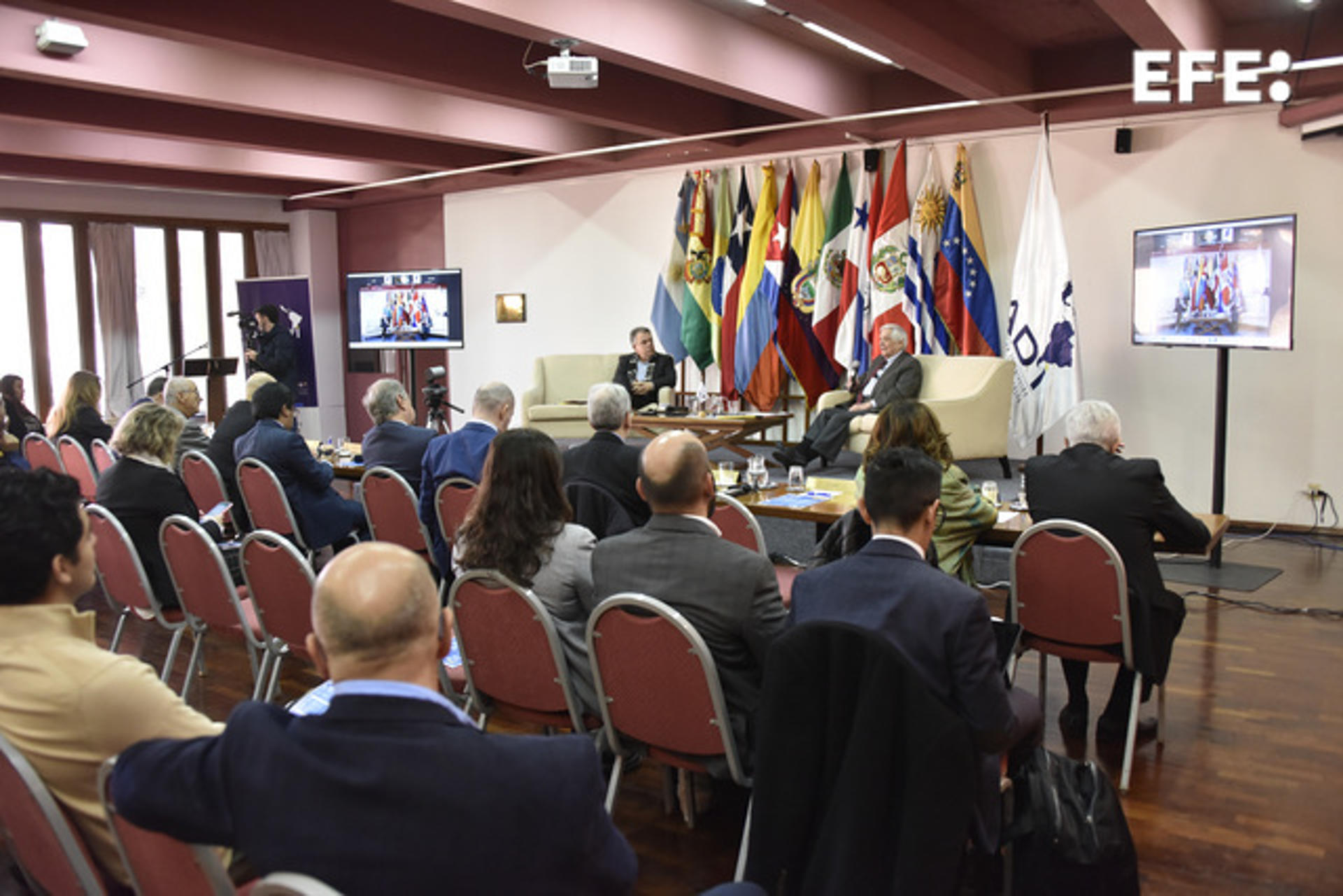 Personas participan en el encuentro "Diálogo Público. Aladi al día" el 12 de mayo, en Montevideo (Uruguay). Concretar un aumento en el comercio entre los países de Latinoamérica es una de las claves para luchar contra la inseguridad alimentaria en la región, dijo a EFE el secretario general de la Asociación Latinoamericana de Integración (Aladi), el uruguayo Sergio Abreu. EFE/Federico Gutiérrez