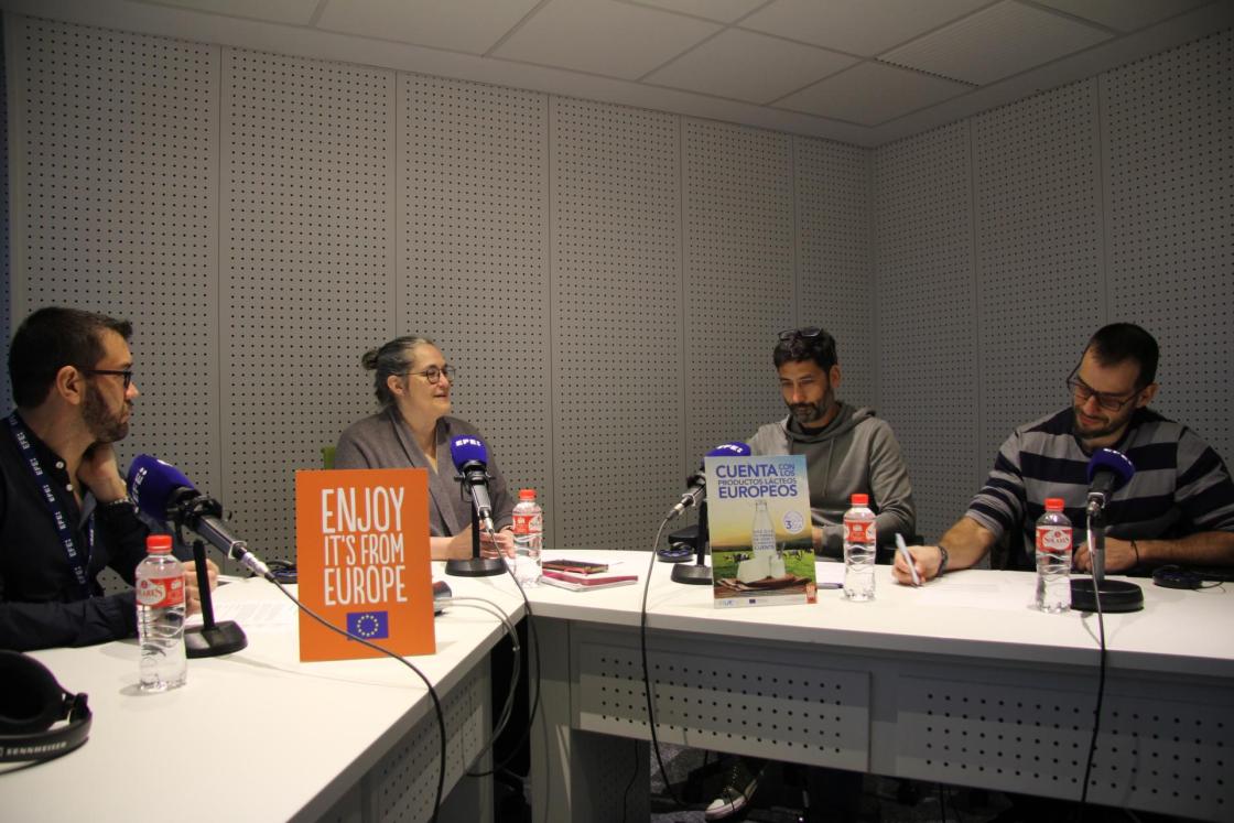 (i-d) el periodista de Efeagro, Juan Javier Ríos, la directora general de Efeagro, Laura Cristóbal, el doctor en Veterinaria e investigador científico del CSIC, David Yáñez y el doctor ingeniero agrónomo por la Universidad Politécnica de Valencia, Fernando Estellés, y durante el podcast Efeagro Punto de Encuentro. Efeagro/Nerea Díaz
