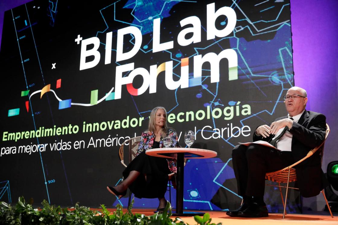 El presidente del Banco Interamericano de Desarrollo (BID), Ilan Goldfajn (d), habla junto a la directora general del Bid Lab, Irene Arias Hofman (i), durante un conversatorio en el marco del BID Lab Forum, hoy, en Bogotá (Colombia).  EFE/ Carlos Ortega