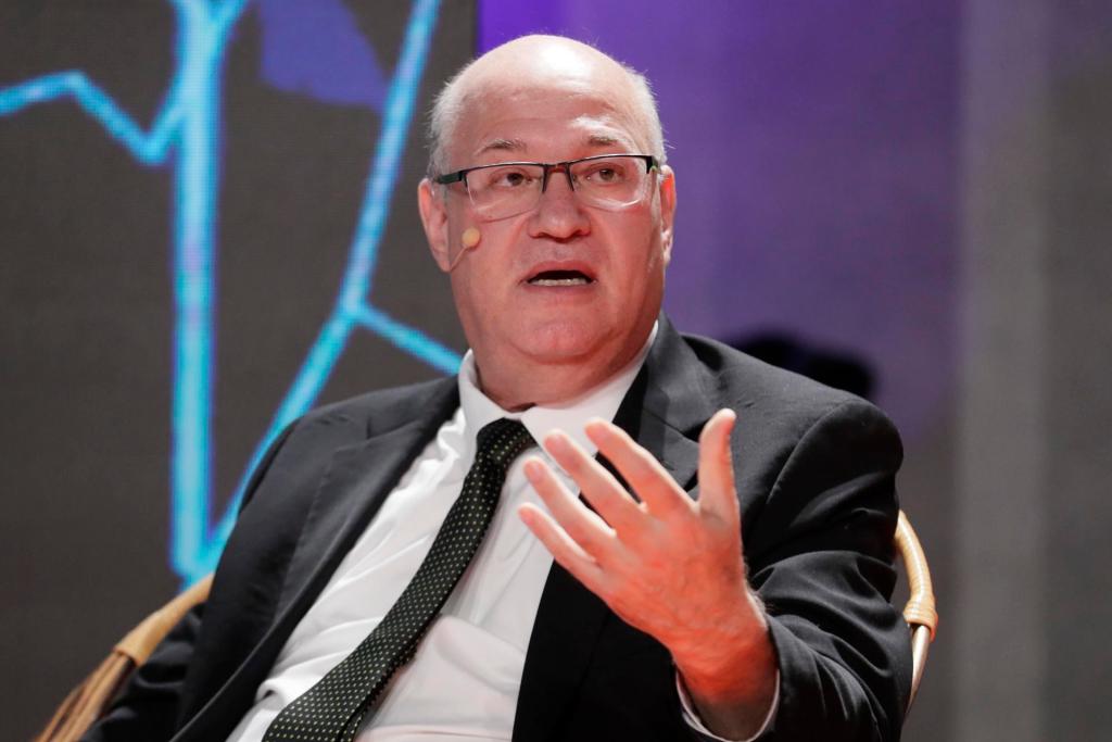 El presidente del Banco Interamericano de Desarrollo (BID), Ilan Goldfajn, habla durante un conversatorio en el marco del BID Lab Forum, hoy, en Bogotá (Colombia). EFE/ Carlos Ortega