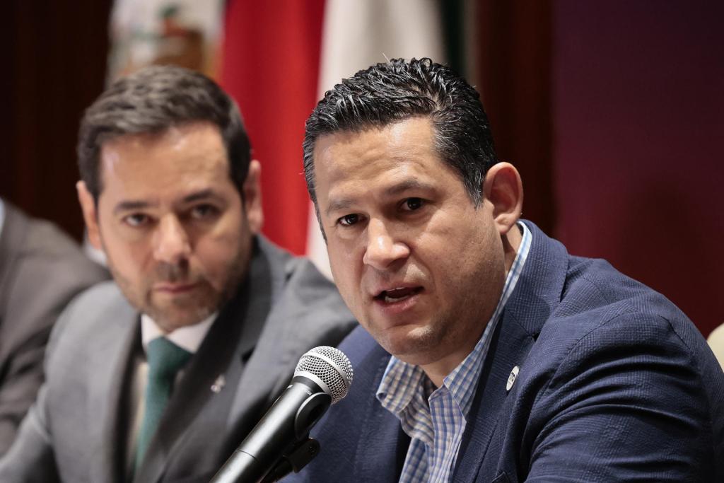 El gobernador del estado de  Guanajuato, Diego Sinhue Rodríguez (d), y el presidente de la Confederación de Cámaras Industriales de los Estados Unidos Mexicanos (CONCAMIN), José Abugaber (i), participan hoy, durante una rueda de prensa en la Ciudad de México (México). EFE/José Méndez