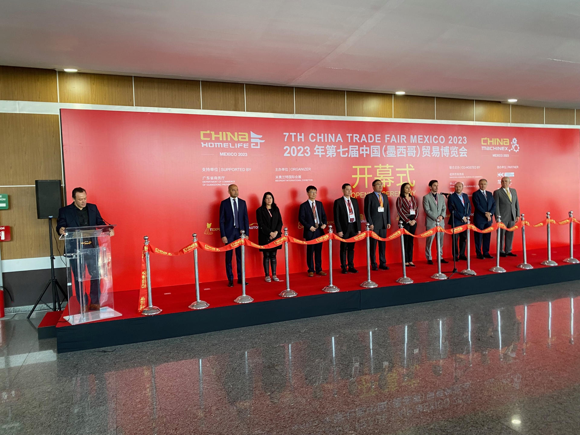 Fotografía cedida hoy por China HomeLife que muestra a líderes empresariales durante la inauguración de la Expo China HomeLife, el 27 de junio de 2023 en Ciudad de México (México). EFE/ China HomeLife