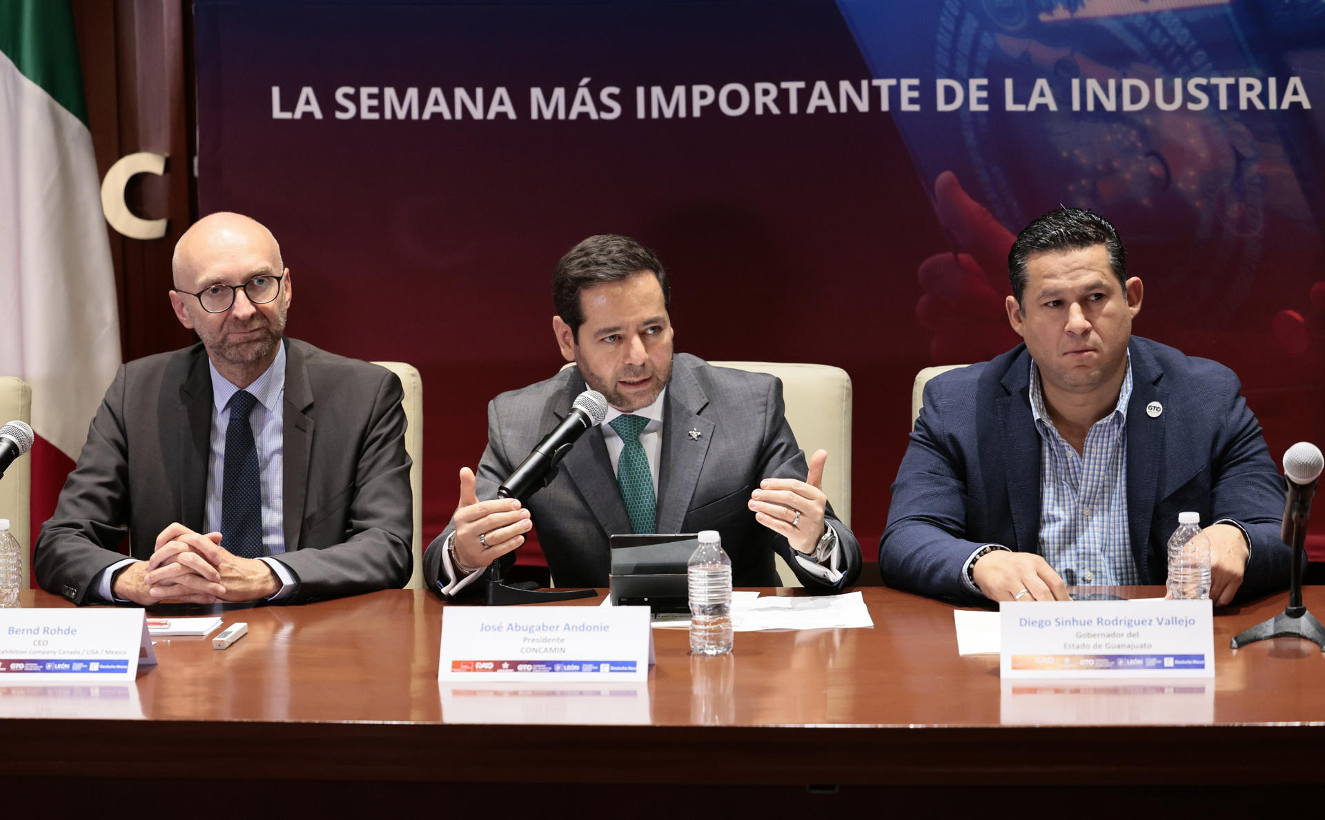 El director general de Italian German Exhibition Company para Canadá, EE. UU. y México, Bernd Rohde (i), el presidente de la Confederación de Cámaras Industriales de los Estados Unidos Mexicanos (Concamin), José Abugaber (c), y el gobernador del estado de Guanajuato, Diego Sinhue Rodríguez (d), participan durante una rueda de prensa en la Ciudad de México (México). EFE/José Méndez