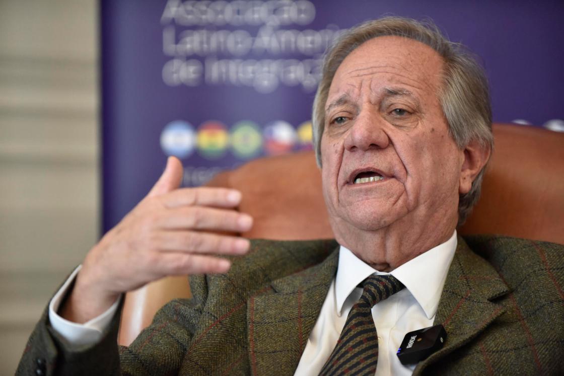 El secretario general de la Asociación Latinoamericana de Integración (Aladi), Sergio Abreu, habla durante una entrevista con EFE, el 23 de agosto de 2023, en Montevideo (Uruguay). EFE/ Federico Gutiérrez 