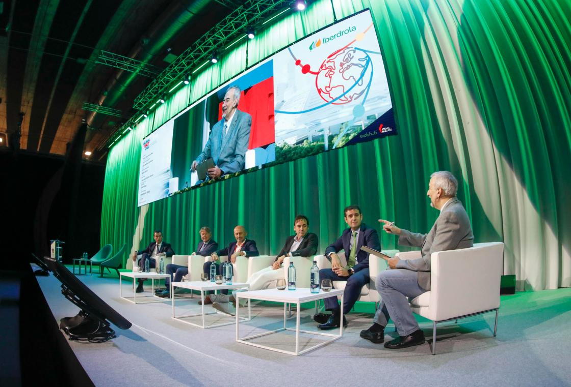 MADRID, 25/10/2023.- Vista general de la mesa redonda "Un enfoque abierto de la transición energética para la movilidad sostenible", celebrada en el marco de la segunda jornada del Global Mobility Call en IFEMA Madrid este miércoles. EFE/David Fernández