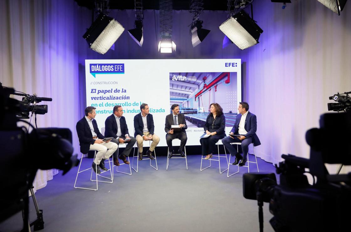 MADRID, 17/10/2023.- De izda a dcha: Ignacio Mayoral, director de Operaciones de Kömmerling; José Manuel Suárez, director general de Gerflor; Jaume Alcover, director de Marketing de Baxi; Andrés Dulanto, moderador del debate de la Agencia EFE; Isabel Sánchez- Camacho, directora de Desarrollo de Negocio de Building Glass, Saint Gobain, y Francisco Nissa, director de Construcción Industrializada de Ávita participan en el debate de Diálogos EFE "Construcción: El papel de la verticalización" este martes en Madrid. EFE/ David Fernández