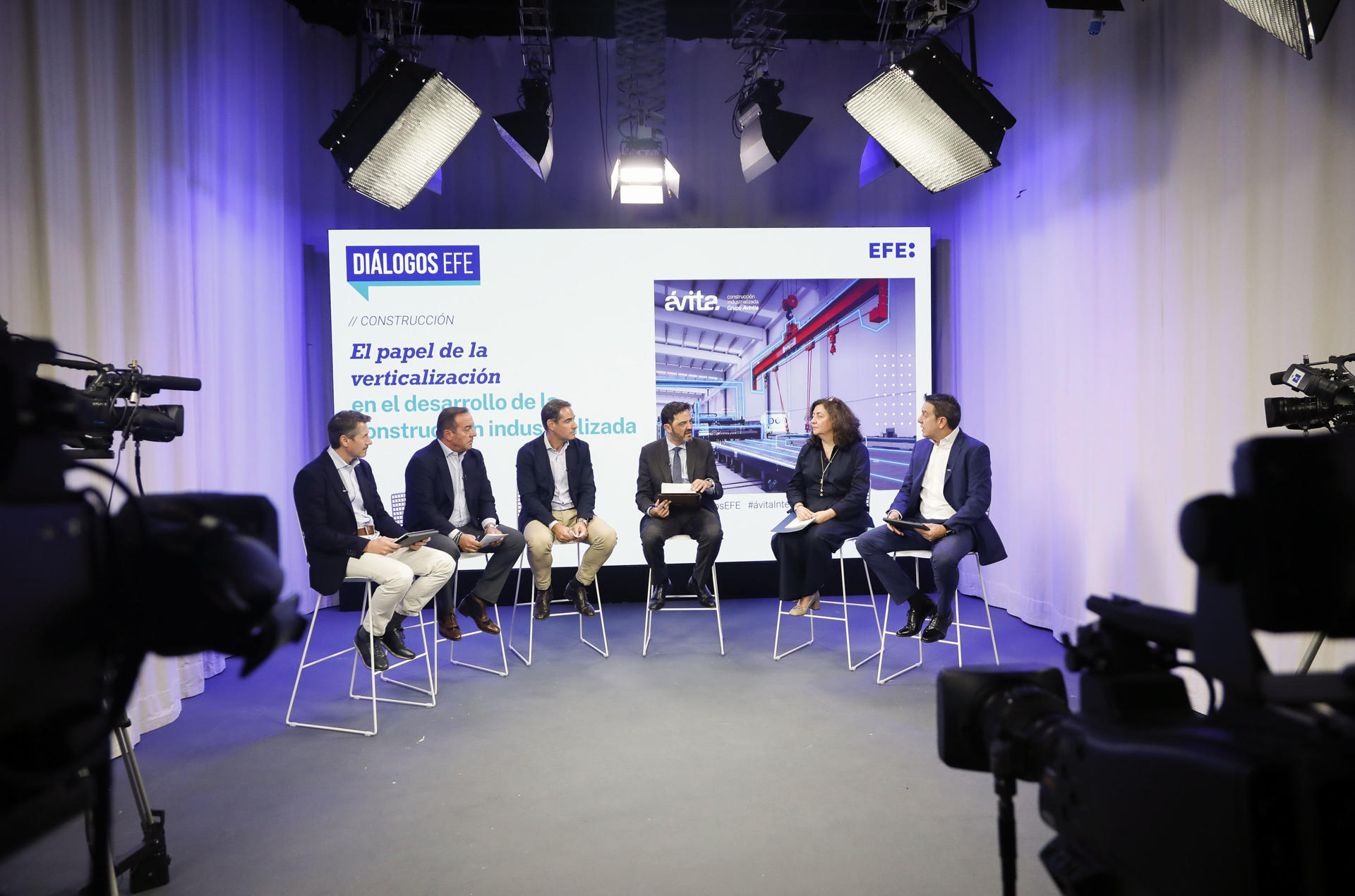 MADRID, 17/10/2023.- De izda a dcha: Ignacio Mayoral, director de Operaciones de Kömmerling; José Manuel Suárez, director general de Gerflor; Jaume Alcover, director de Marketing de Baxi; Andrés Dulanto, moderador del debate de la Agencia EFE; Isabel Sánchez- Camacho, directora de Desarrollo de Negocio de Building Glass, Saint Gobain, y Francisco Nissa, director de Construcción Industrializada de Ávita participan en el debate de Diálogos EFE "Construcción: El papel de la verticalización" este martes en Madrid. EFE/ David Fernández