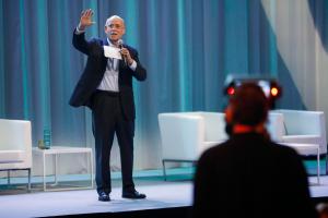 MADRID, 26/10/2023.- Jeremy Rifkin, consejero de la UE desde 2000, ofrece la conferencia "Movilidad sostenible en una tercera revolución industrial y en la era de resiliencia" en el marco de la tercera jornada del Global Mobility Call en las instalaciones de IFEMA, este jueves en Madrid. EFE/David Fernández