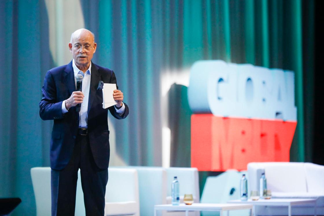 MADRID, 26/10/2023.- Jeremy Rifkin, consejero de la UE desde 2000, ofrece la conferencia "Movilidad sostenible en una tercera revolución industrial y en la era de resiliencia" en el marco de la tercera jornada del Global Mobility Call en las instalaciones de IFEMA, este jueves en Madrid. EFE/David Fernández