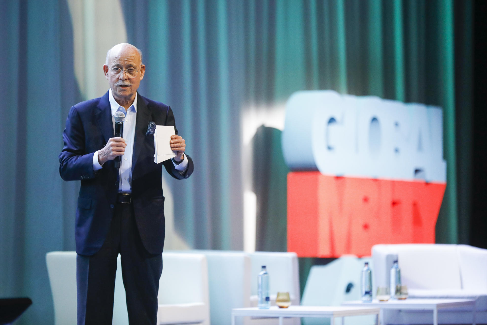 MADRID, 26/10/2023.- Jeremy Rifkin, consejero de la UE desde 2000, ofrece la conferencia "Movilidad sostenible en una tercera revolución industrial y en la era de resiliencia" en el marco de la tercera jornada del Global Mobility Call en las instalaciones de IFEMA, este jueves en Madrid. EFE/David Fernández