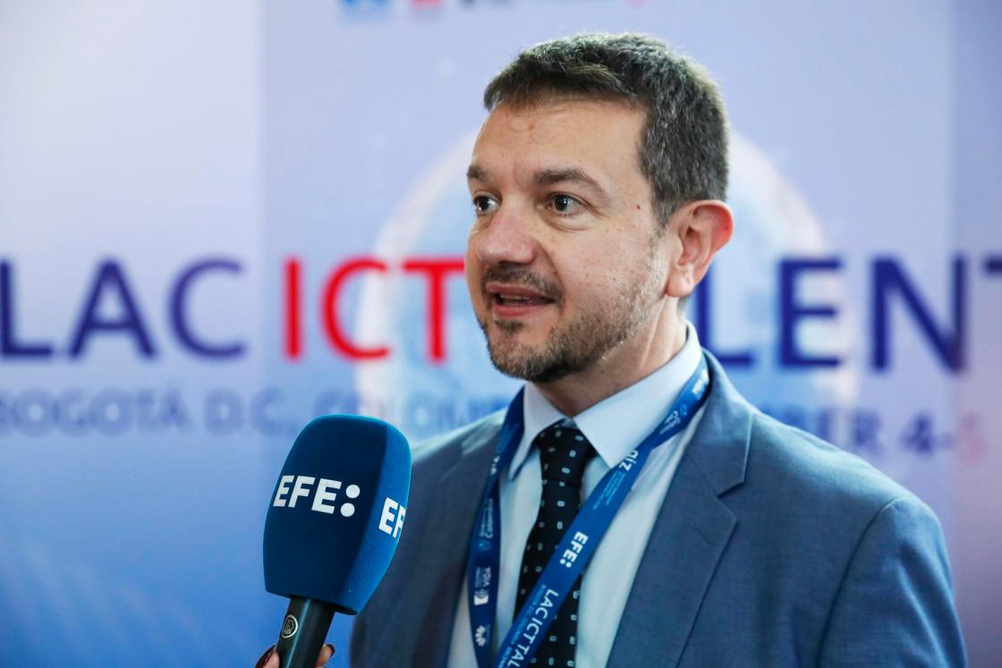 El jefe de Educación de la Oficina Regional de Educación para América Latina y el Caribe de la Unesco, Valtencir Mendes, habla hoy durante entrevista con EFE en el foro LAC ICT Talent Summit en Bogotá (Colombia). EFE/ Carlos Ortega