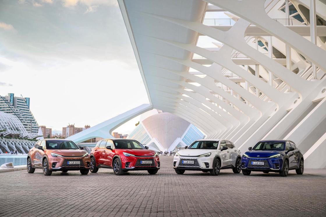 Val​ència, 13 Dic (EFE).- ​Lexus espera vender en España, durante el próximo 2024, ​3.000 unidades del LBX, su nuevo crossover compacto, cifra que supone un 35 % del total de vehículos que la marca japonesa de automóviles pondrá a la venta en nuestro país. Diseñado específicamente para impactar en el mercado europeo de la gente joven preocupada por el estilo, el LBX representa la nueva apuesta de Lexus para competir en la categoría de los SUVs de menor tamaño y penetrar en un segmento de usuarios hasta ahora inexplorado. Lexus aspira a que este nuevo híbrido autorrecargable con motor de 1,5 litros se convierta en el modelo de referencia de la gama de Lexus en Europa, territorio en el que trabaja con una estimación de ventas de 25.OOO unidades para ​​el próximo año, que serán ​mayormente absorbidas por el Reino Unido, principal mercado de Lexus en el continente.- EFE/Daniel Reinhardt/LEXUS