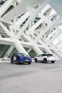 València, 13 Dic (EFE).- Lexus espera vender en España, durante el próximo 2024, 3.000 unidades del LBX, su nuevo crossover compacto, cifra que supone un 35 % del total de vehículos que la marca japonesa de automóviles pondrá a la venta en nuestro país. Diseñado específicamente para impactar en el mercado europeo de la gente joven preocupada por el estilo, el LBX representa la nueva apuesta de Lexus para competir en la categoría de los SUVs de menor tamaño y penetrar en un segmento de usuarios hasta ahora inexplorado. Lexus aspira a que este nuevo híbrido autorrecargable con motor de 1,5 litros se convierta en el modelo de referencia de la gama de Lexus en Europa, territorio en el que trabaja con una estimación de ventas de 25.OOO unidades para el próximo año, que serán mayormente absorbidas por el Reino Unido, principal mercado de Lexus en el continente.- EFE/Daniel Reinhardt/LEXUS