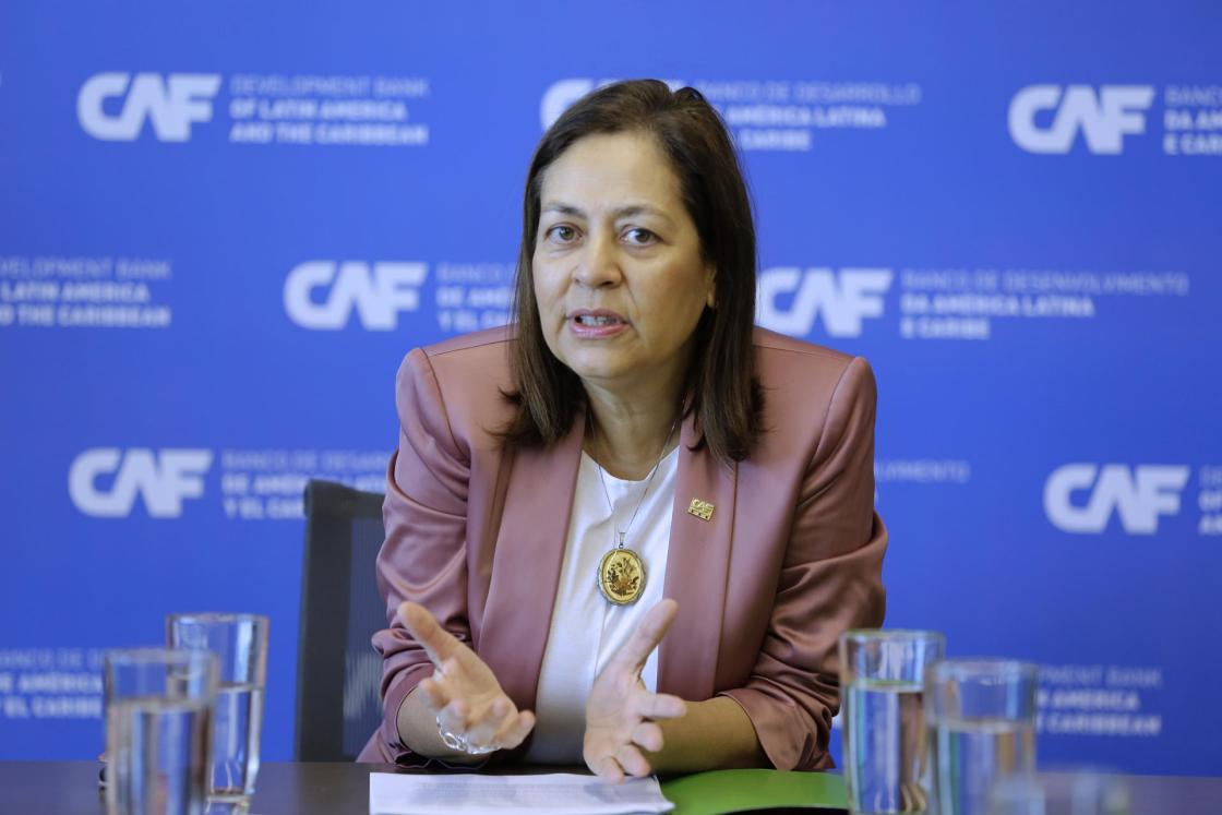 La representante en Panamá del banco de desarrollo de América Latina CAF, Lucía Meza, participa en un encuentro con periodistas especializados en economía, hoy, en Ciudad de Panamá. EFE/Carlos Lemos