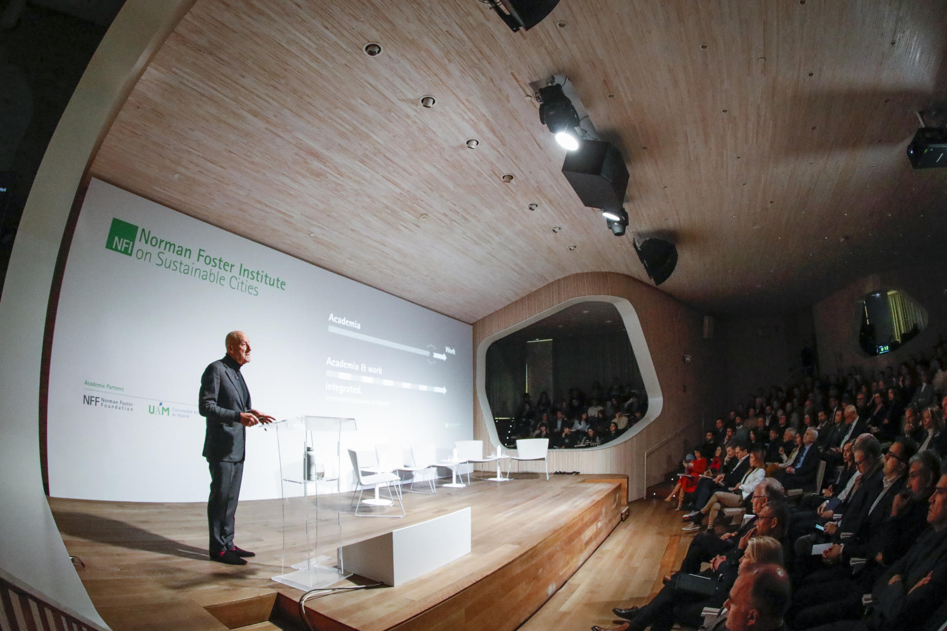 El arquitecto británico Norman Foster presenta el Programa Ciudades Sostenibles celebrado en Madrid, España, el 22 de enero de 2024. EFE/David Fernandez