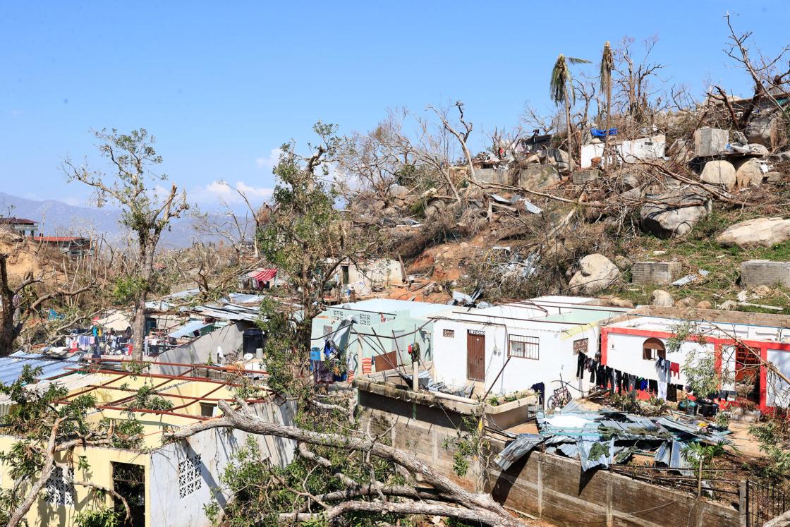 Fotografía de archivo donde se ven casas destruidas en una zona afectada por el paso del huracán Otis. EFE/David Guzmán