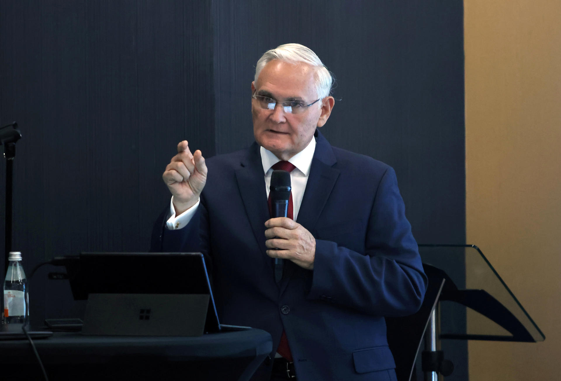 El exadministrador de la Autoridad del Canal de Panamá Jorge Luis Quijano habla durante el coloquio "Desafíos del Comercio Global 2024: Canal de Suez y Canal de Panamá", organizado por la Cámara de Comercio de España, este jueves en Ciudad de Panamá (Panamá). EFE/Gabriel Rodríguez