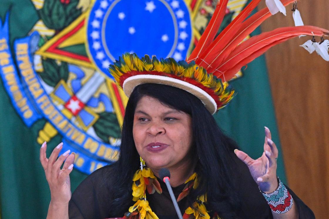 La ministra de los Pueblos Indígenas de Brasil, Sonia Guajajara, habla durante una reunión con líderes indígenas del Acampamento Terra Livre (Campamento Tierra Libre), el 25 de abril de 2024 en el Palacio del Planalto en Brasilia (Brasil). EFE/Andre Borges
