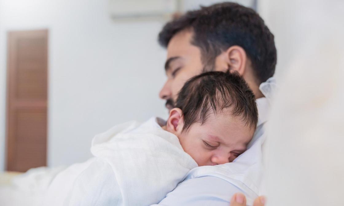 Primer retrato de un joven padre indio asiático sosteniendo a su bebé recién nacido con espacio para copiar. Cuidado de la salud y guardería médica amor estilo de vida juntos padre soltero concepto de vacaciones del día del padre.SOLO USO EDITORIAL /Shutterstock /EFE