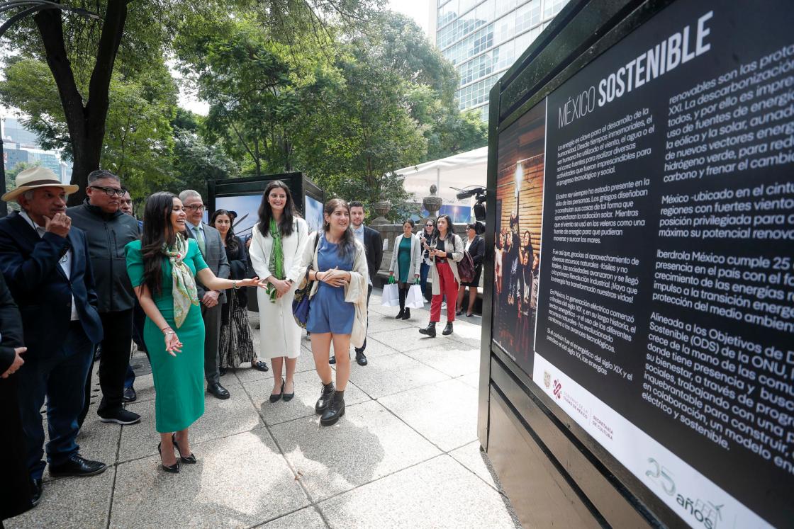 La directora de Iberdrola México, Katya Somohano (c), observa la exposición ‘México Sostenible’ inaugurada este jueves en Ciudad de México (México). La exposición fotográfica ‘México sostenible’ fue inaugurada este jueves en la Ciudad de México con el objetivo de concienciar a la sociedad sobre los efectos de la crisis climática en el mundo y de la importancia de generar soluciones sostenibles como el uso de energías renovables. EFE/Isaac Esquivel