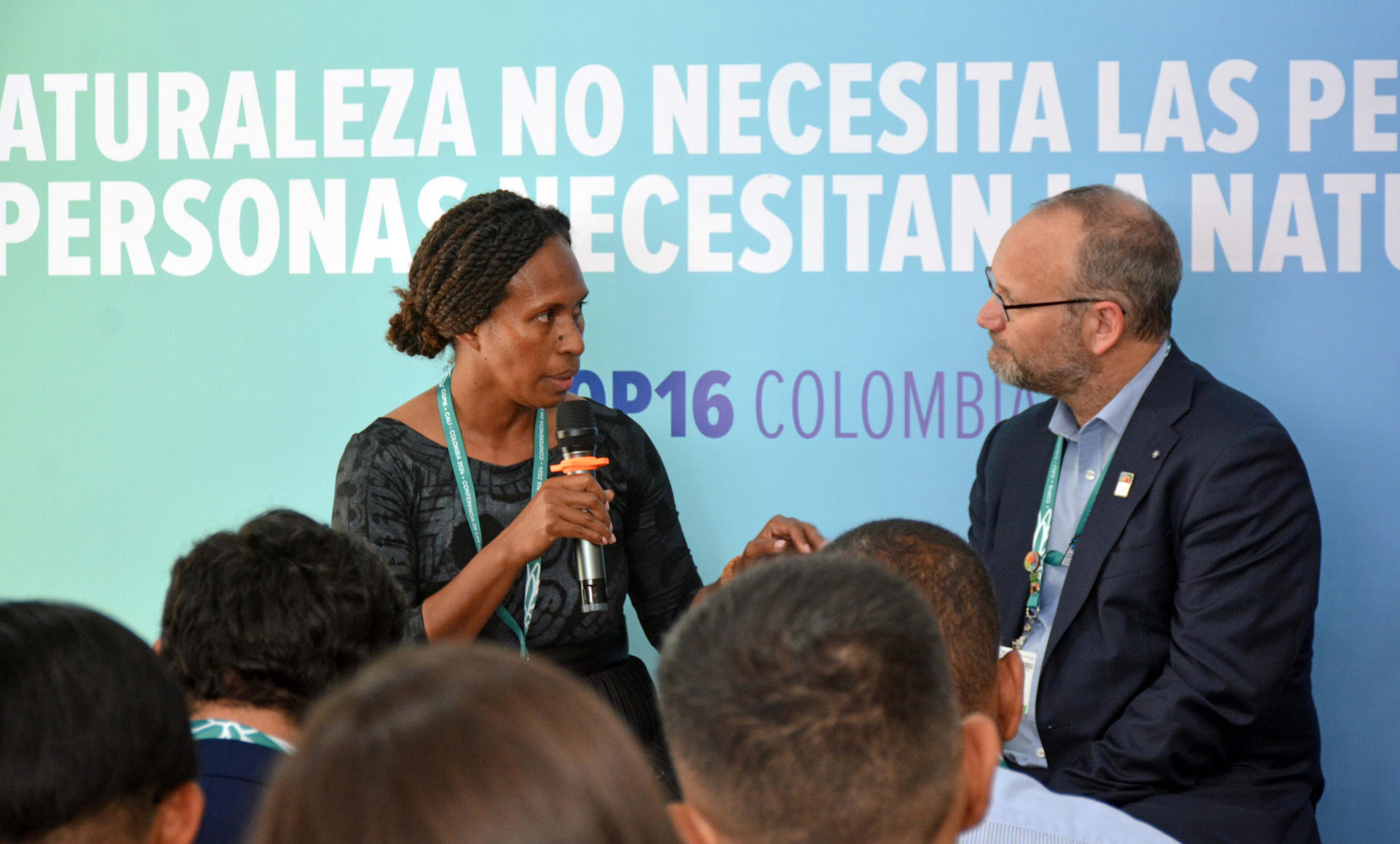 Lysa Wini Simeon (i), líder activista y protectora de las Islas Salomón, habla con Gonzalo Muñoz, presidente de la estrategia de Alimentos y Agua para Actores No Estatales para COP 28 y COP 29, durante una conferencia en el marco de la COP16 este martes, en Cali (Colombia). EFE/ Mario Baos