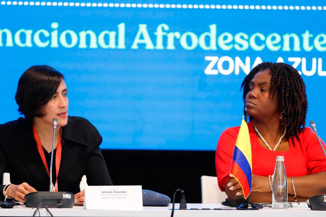 Susana Muhamad (i), ministra de Ambiente y Desarrollo Sostenible de Colombia y presidenta de la COP16, habla junto a la vicepresidenta de Colombia, Francia Márquez, en el Foro Internacional Afrodescendiente durante la COP16 en Cali (Colombia). EFE/ Ernesto Guzmán 