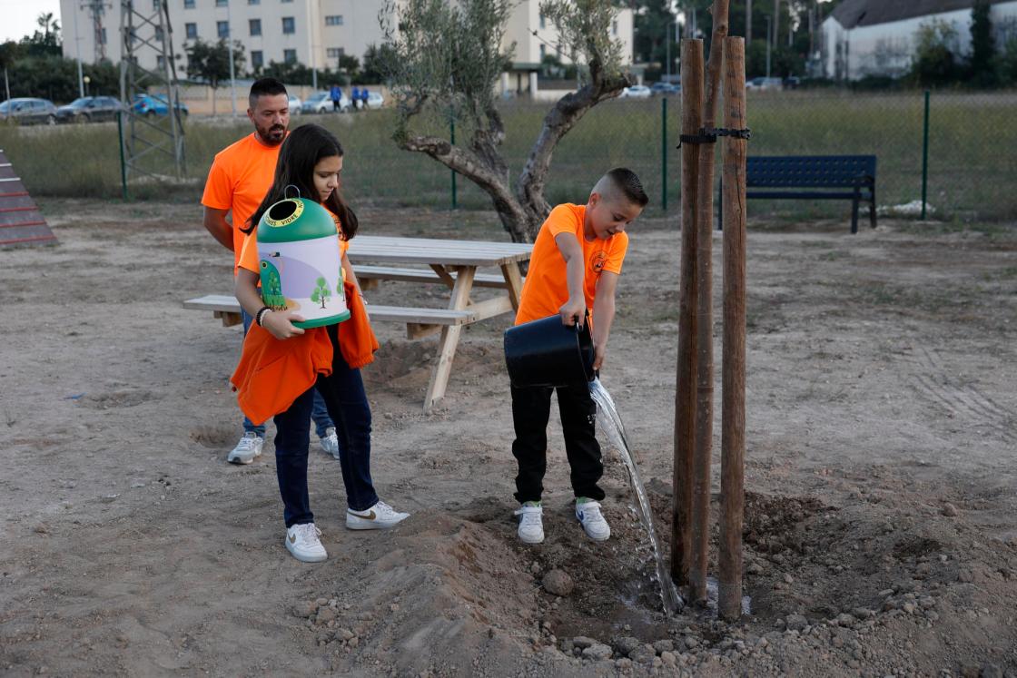 GRAFCVA3720. LLÍRIA (VALENCIA), 25/10/2024.- Ecovidrio y el Ayuntamiento valenciano de Llíria llevan a cabo una plantación de árboles con los casales falleros tras ganar el municipio la última edición de la campaña ‘La Plantà del Vidre’. EFE/Biel Aliño
