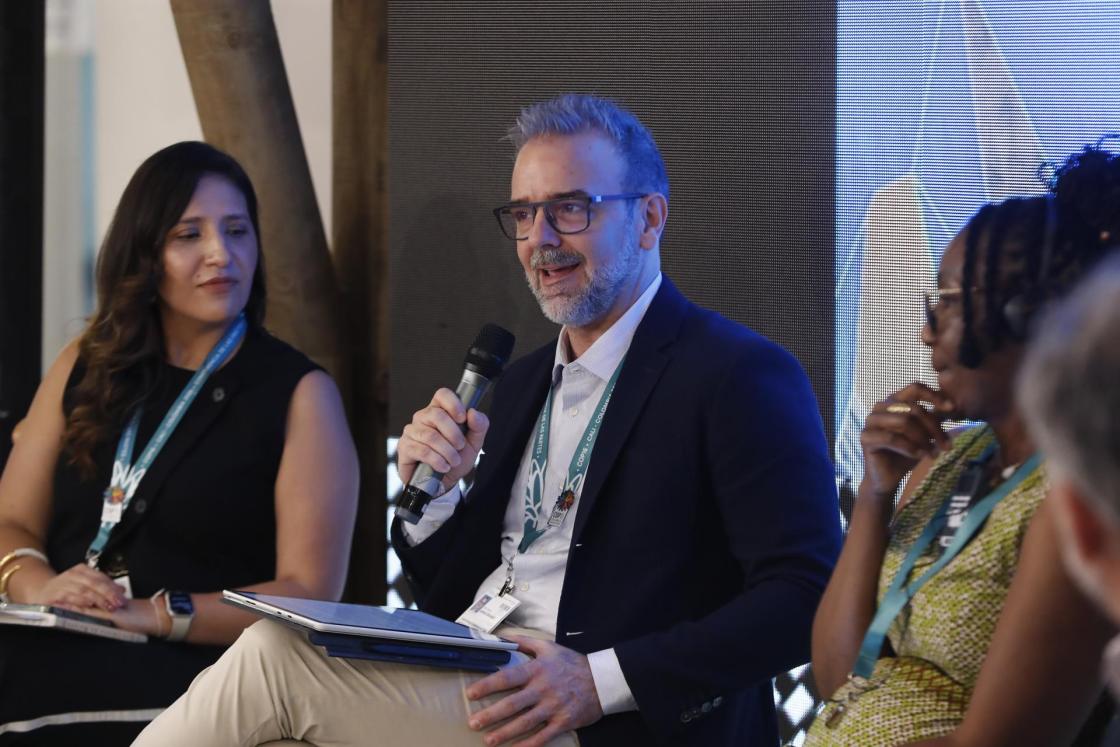 La viceministra de Minas y Energía de Colombia, Kelly Johana Rocha, y Pedro Manuel Moreno, secretario general adjunto de ONU, participan en el panel 'Dotar de recursos a la transición energética', en Cali (Colombia). EFE/ Ernesto Guzmán 